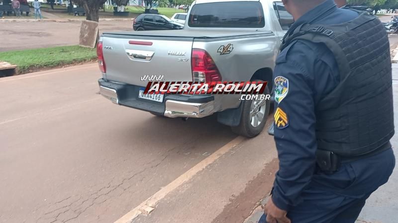 Terceiro acidente do dia envolveu Siena e Hilux no Centro de Rolim de Moura Terceiro acidente do dia envolveu Siena e Hilux no Centro de Rolim de Moura