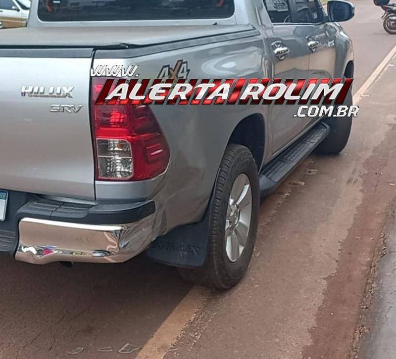 Terceiro acidente do dia envolveu Siena e Hilux no Centro de Rolim de Moura Terceiro acidente do dia envolveu Siena e Hilux no Centro de Rolim de Moura