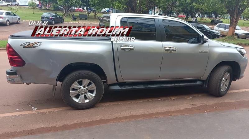 Terceiro acidente do dia envolveu Siena e Hilux no Centro de Rolim de Moura Terceiro acidente do dia envolveu Siena e Hilux no Centro de Rolim de Moura