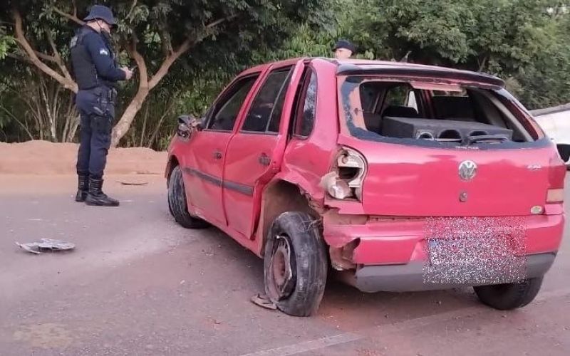 Vídeo flagrou colisão e carro capotando na RO-489 em São Felipe Vídeo flagrou colisão e carro capotando na RO-489 em São Felipe