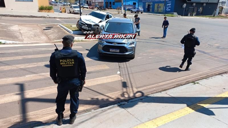 Colisão entre dois carros foi registrada nesta manhã em Rolim de Moura Colisão entre dois carros foi registrada nesta manhã em Rolim de Moura