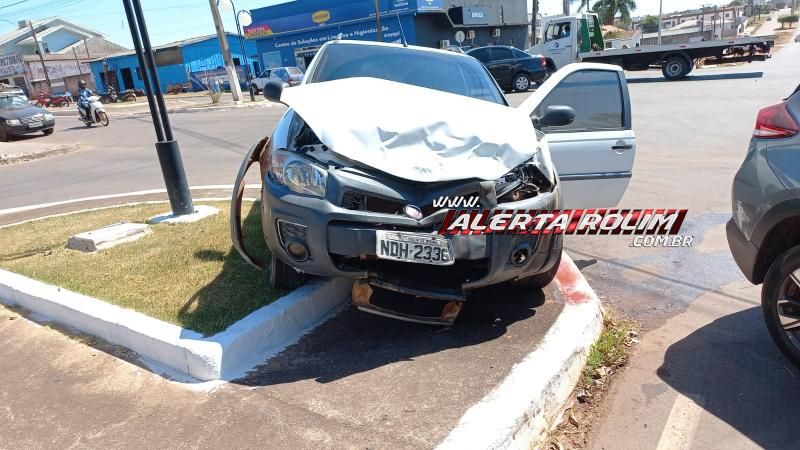 Colisão entre dois carros foi registrada nesta manhã em Rolim de Moura Colisão entre dois carros foi registrada nesta manhã em Rolim de Moura