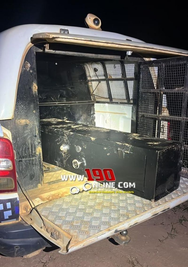 Após furtar cofre em residência, ladrão abandonou objeto ao se deparar com a Força Tática em Alta Floresta do Oeste Após furtar cofre em residência, ladrão abandonou objeto ao se deparar com a Força Tática em Alta Floresta do Oeste