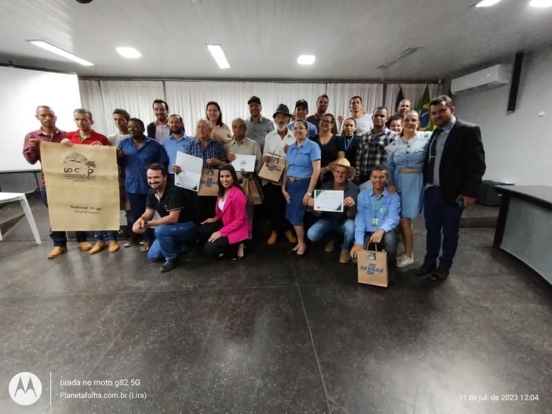 Câmara entrega moções de aplausos aos produtores participantes dos Concursos Concafé, Florada Premiada e Coffe of the Year 2022 durante sessão solene, em Rolim de Moura Câmara entrega moções de aplausos aos produtores participantes dos Concursos Concafé, Florada Premiada e Coffe of the Year 2022 durante sessão solene, em Rolim de Moura
