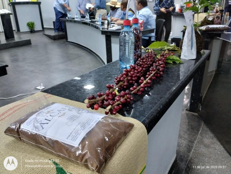 Câmara entrega moções de aplausos aos produtores participantes dos Concursos Concafé, Florada Premiada e Coffe of the Year 2022 durante sessão solene, em Rolim de Moura Câmara entrega moções de aplausos aos produtores participantes dos Concursos Concafé, Florada Premiada e Coffe of the Year 2022 durante sessão solene, em Rolim de Moura