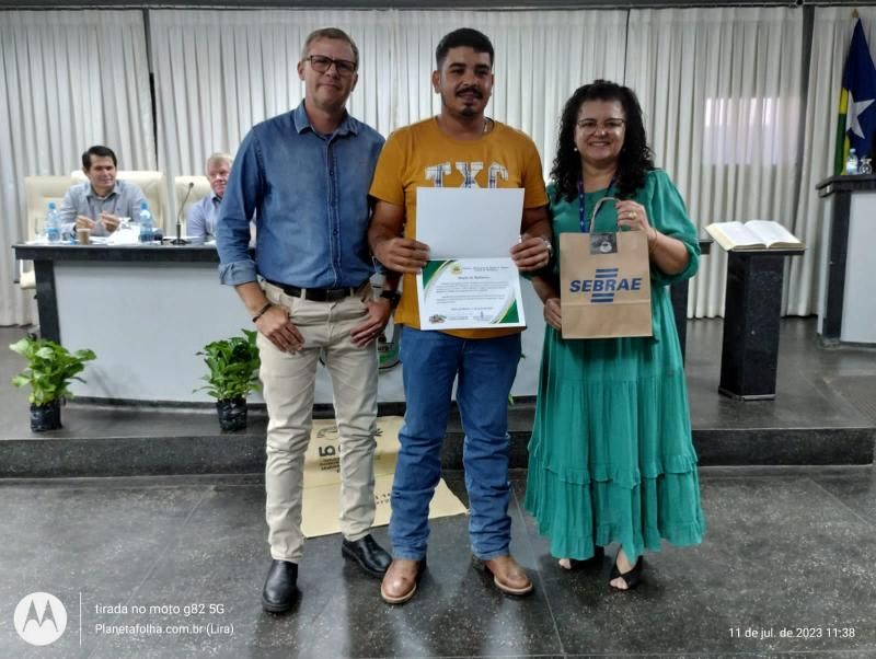 Câmara entrega moções de aplausos aos produtores participantes dos Concursos Concafé, Florada Premiada e Coffe of the Year 2022 durante sessão solene, em Rolim de Moura Câmara entrega moções de aplausos aos produtores participantes dos Concursos Concafé, Florada Premiada e Coffe of the Year 2022 durante sessão solene, em Rolim de Moura