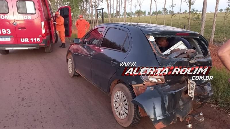 Carro capotou após colidir na traseira de outro veículo na RO 010 em Rolim de Moura Carro capotou após colidir na traseira de outro veículo na RO 010 em Rolim de Moura