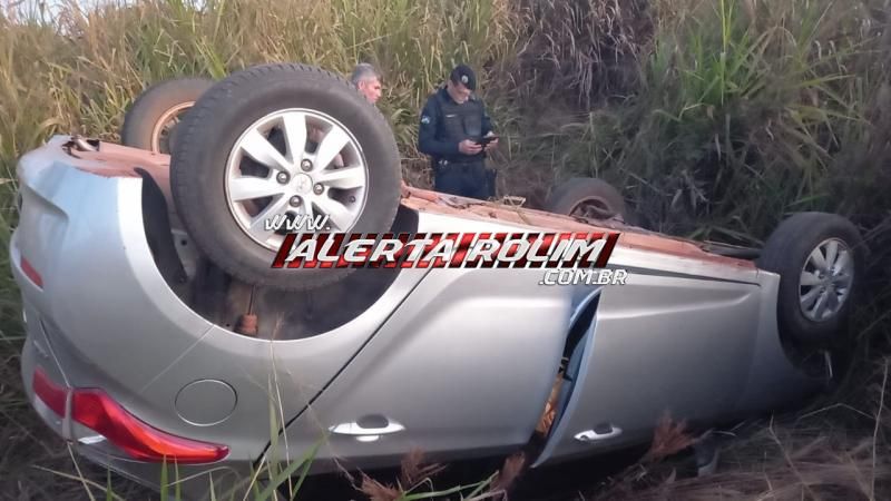 Carro capotou após colidir na traseira de outro veículo na RO 010 em Rolim de Moura Carro capotou após colidir na traseira de outro veículo na RO 010 em Rolim de Moura