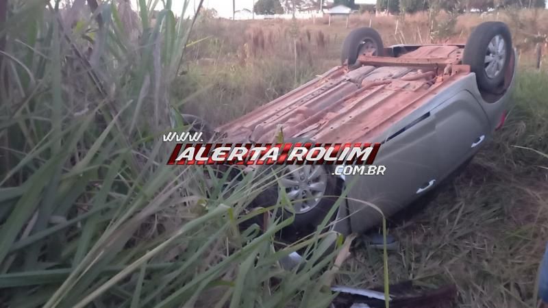 Carro capotou após colidir na traseira de outro veículo na RO 010 em Rolim de Moura Carro capotou após colidir na traseira de outro veículo na RO 010 em Rolim de Moura