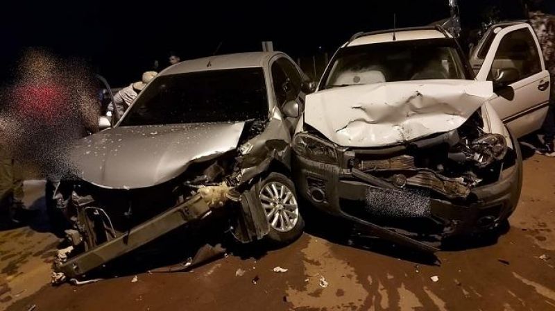 Carros têm a frente destruída após acidente na Estrada do Aeroporto em Pimenta Bueno Carros têm a frente destruída após acidente na Estrada do Aeroporto em Pimenta Bueno