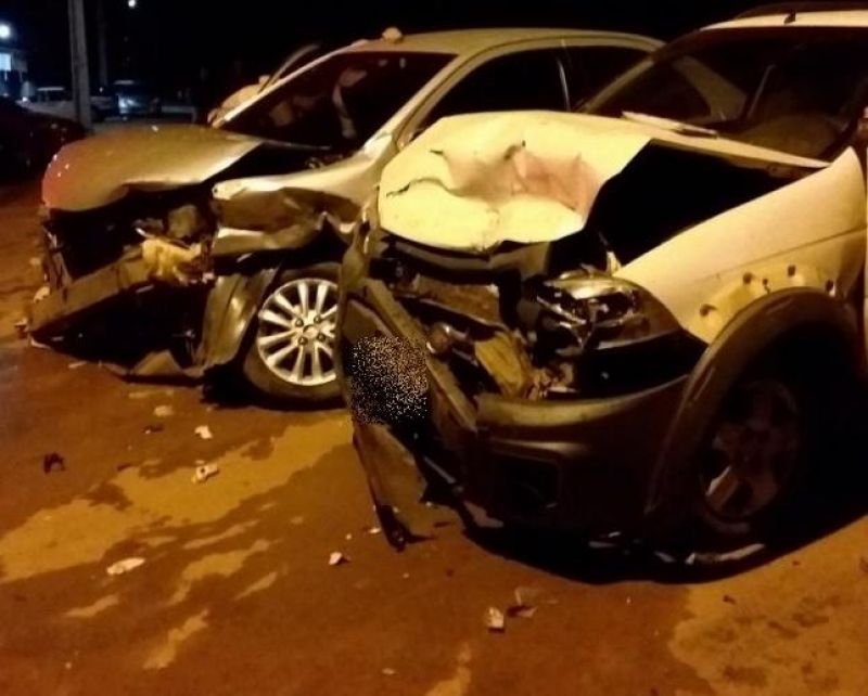 Carros têm a frente destruída após acidente na Estrada do Aeroporto em Pimenta Bueno Carros têm a frente destruída após acidente na Estrada do Aeroporto em Pimenta Bueno