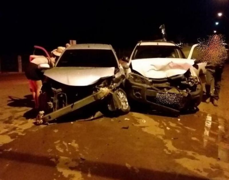 Carros têm a frente destruída após acidente na Estrada do Aeroporto em Pimenta Bueno Carros têm a frente destruída após acidente na Estrada do Aeroporto em Pimenta Bueno