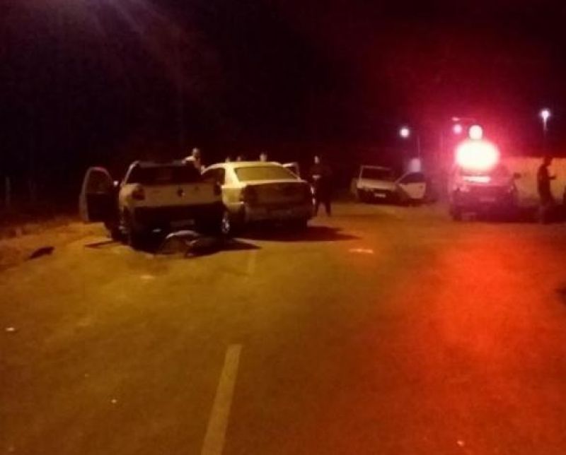 Carros têm a frente destruída após acidente na Estrada do Aeroporto em Pimenta Bueno Carros têm a frente destruída após acidente na Estrada do Aeroporto em Pimenta Bueno