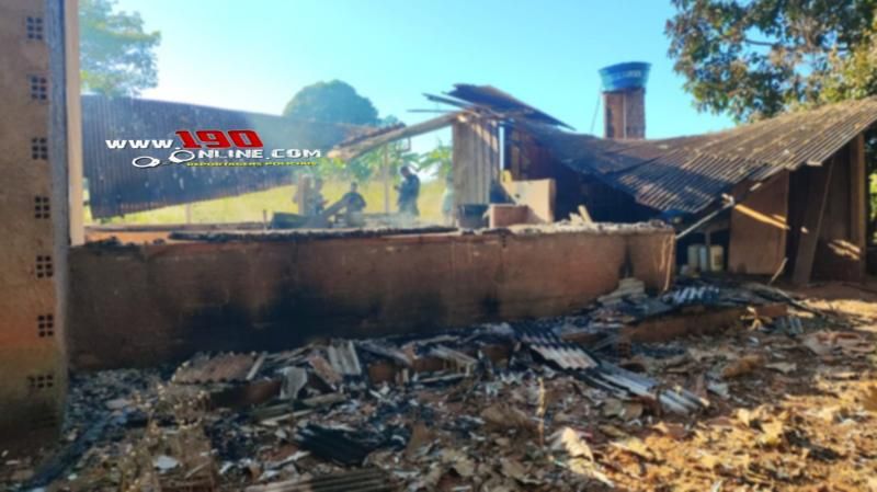 Casa foi totalmente destruída por incêndio na zona rural de Alta Floresta do Oeste Casa foi totalmente destruída por incêndio na zona rural de Alta Floresta do Oeste
