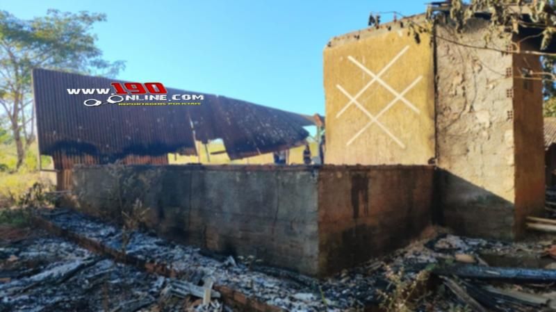 Casa foi totalmente destruída por incêndio na zona rural de Alta Floresta do Oeste Casa foi totalmente destruída por incêndio na zona rural de Alta Floresta do Oeste