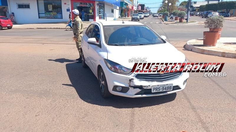 Colisão entre dois carros foi registrada nesta quinta-feira em Rolim de Moura Colisão entre dois carros foi registrada nesta quinta-feira em Rolim de Moura