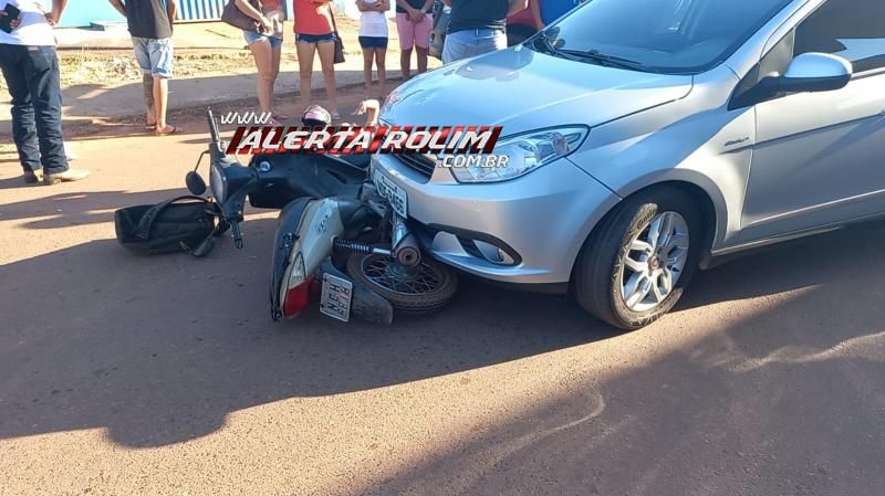 Condutora de moto foi socorrida após ser atingida por carro nesta tarde em Rolim de Moura Condutora de moto foi socorrida após ser atingida por carro nesta tarde em Rolim de Moura