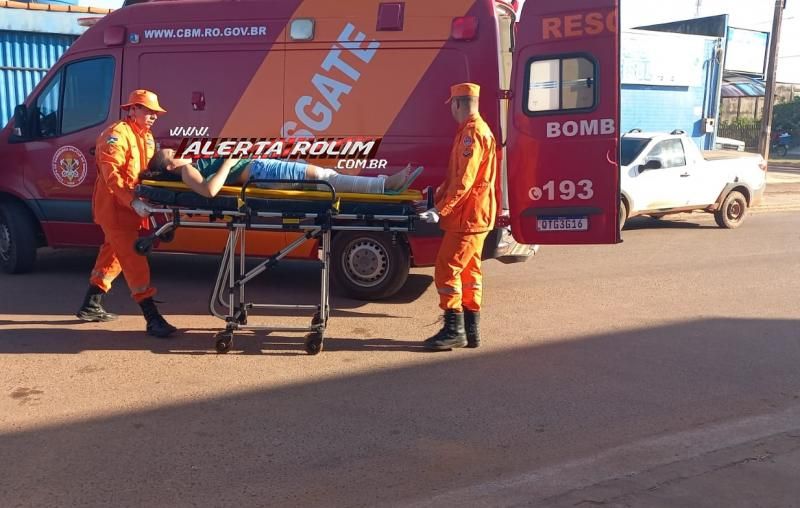 Condutora de moto foi socorrida após ser atingida por carro nesta tarde em Rolim de Moura Condutora de moto foi socorrida após ser atingida por carro nesta tarde em Rolim de Moura
