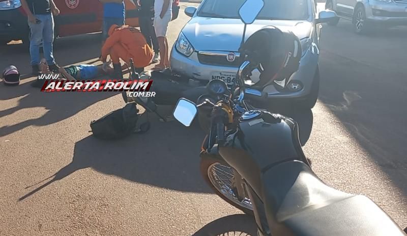 Condutora de moto foi socorrida após ser atingida por carro nesta tarde em Rolim de Moura Condutora de moto foi socorrida após ser atingida por carro nesta tarde em Rolim de Moura