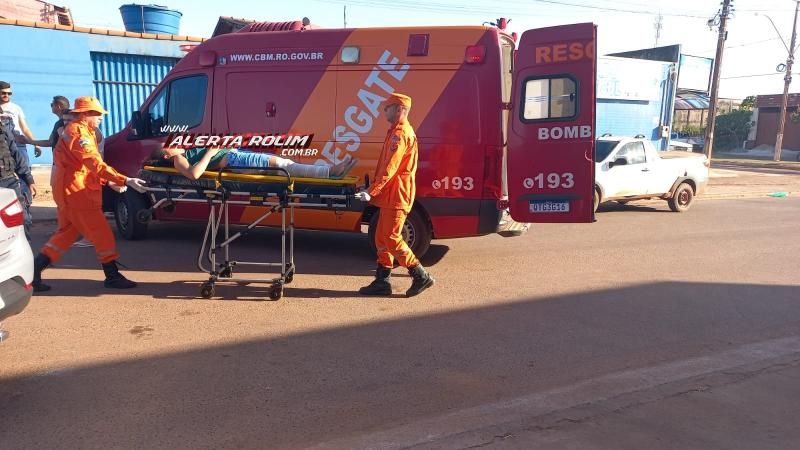 Condutora de moto foi socorrida após ser atingida por carro nesta tarde em Rolim de Moura Condutora de moto foi socorrida após ser atingida por carro nesta tarde em Rolim de Moura