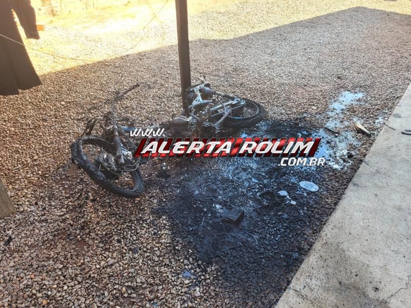 Criminosos armados invadiram residência no Jequitibá, trancaram vítimas no banheiro e incendiaram Biz que pretendiam roubar nesta tarde, em Rolim de Moura Criminosos armados invadiram residência no Jequitibá, trancaram vítimas no banheiro e incendiaram Biz que pretendiam roubar nesta tarde, em Rolim de Moura