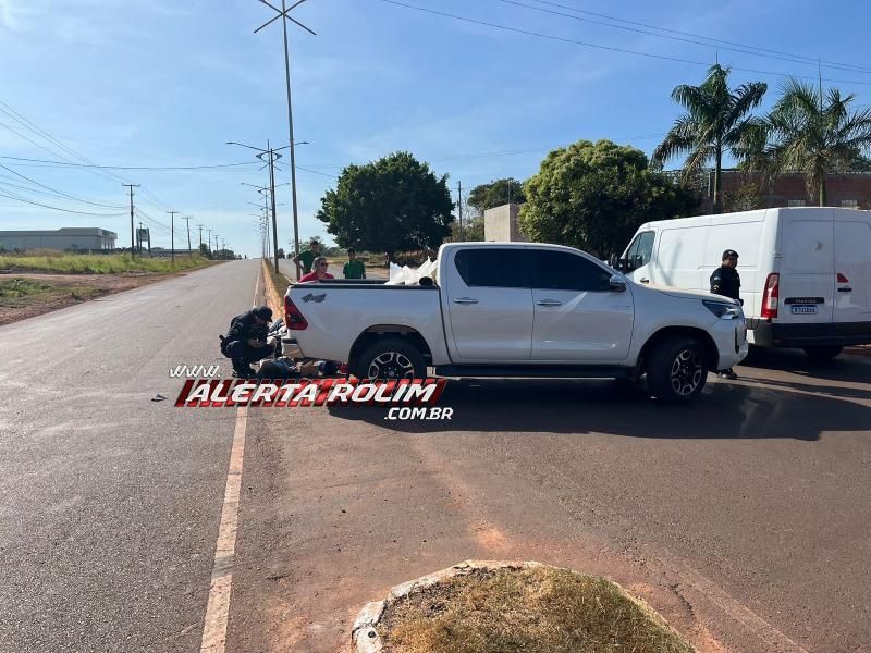 Duas mulheres foram socorridas após colisão entre caminhonete e moto nesta manhã em Rolim de Moura Duas mulheres foram socorridas após colisão entre caminhonete e moto nesta manhã em Rolim de Moura