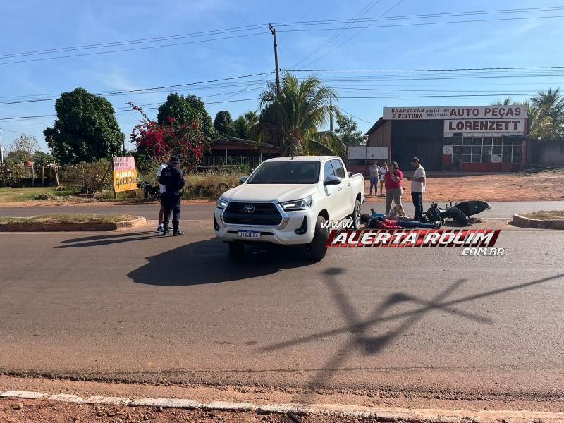 Duas mulheres foram socorridas após colisão entre caminhonete e moto nesta manhã em Rolim de Moura Duas mulheres foram socorridas após colisão entre caminhonete e moto nesta manhã em Rolim de Moura