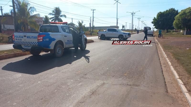 Duas mulheres foram socorridas após colisão entre caminhonete e moto nesta manhã em Rolim de Moura Duas mulheres foram socorridas após colisão entre caminhonete e moto nesta manhã em Rolim de Moura