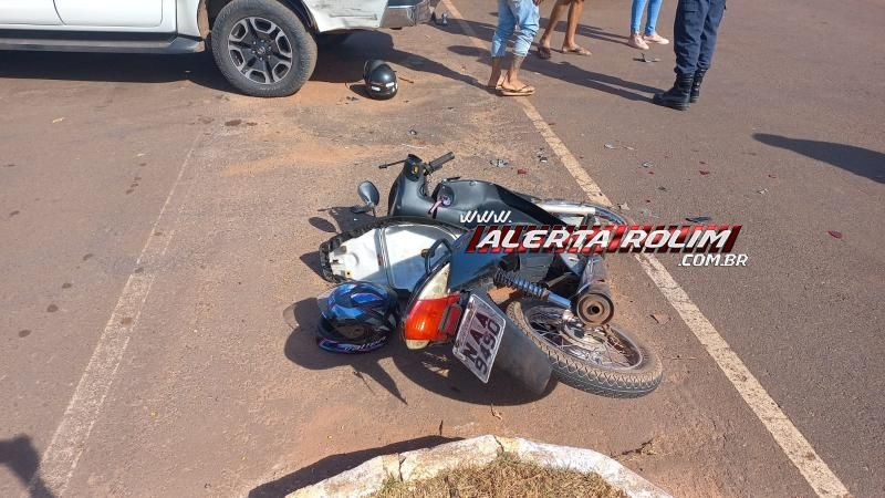Duas mulheres foram socorridas após colisão entre caminhonete e moto nesta manhã em Rolim de Moura Duas mulheres foram socorridas após colisão entre caminhonete e moto nesta manhã em Rolim de Moura