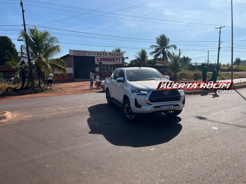 Duas mulheres foram socorridas após colisão entre caminhonete e moto nesta manhã em Rolim de Moura Duas mulheres foram socorridas após colisão entre caminhonete e moto nesta manhã em Rolim de Moura