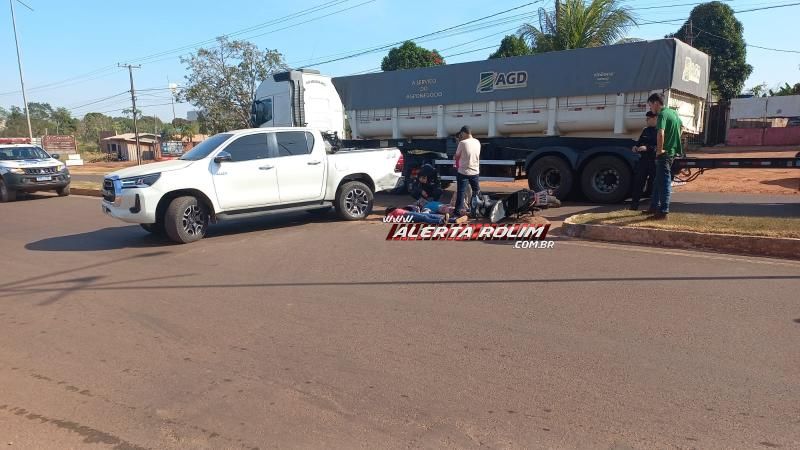 Duas mulheres foram socorridas após colisão entre caminhonete e moto nesta manhã em Rolim de Moura Duas mulheres foram socorridas após colisão entre caminhonete e moto nesta manhã em Rolim de Moura