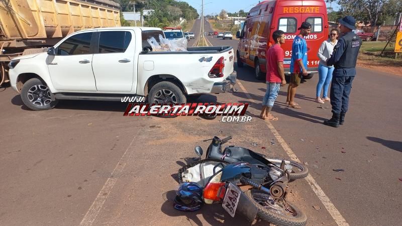 Duas mulheres foram socorridas após colisão entre caminhonete e moto nesta manhã em Rolim de Moura Duas mulheres foram socorridas após colisão entre caminhonete e moto nesta manhã em Rolim de Moura