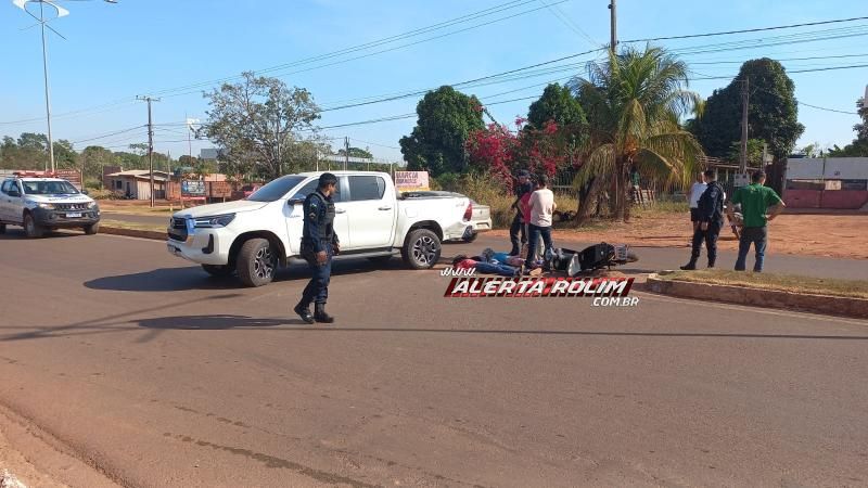 Duas mulheres foram socorridas após colisão entre caminhonete e moto nesta manhã em Rolim de Moura Duas mulheres foram socorridas após colisão entre caminhonete e moto nesta manhã em Rolim de Moura
