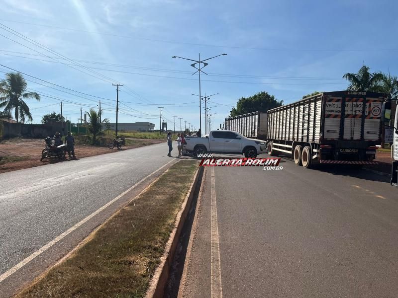 Duas mulheres foram socorridas após colisão entre caminhonete e moto nesta manhã em Rolim de Moura Duas mulheres foram socorridas após colisão entre caminhonete e moto nesta manhã em Rolim de Moura