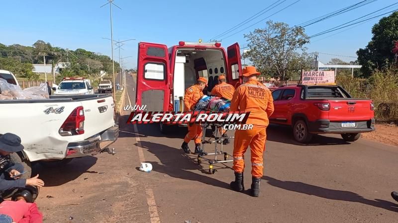 Duas mulheres foram socorridas após colisão entre caminhonete e moto nesta manhã em Rolim de Moura Duas mulheres foram socorridas após colisão entre caminhonete e moto nesta manhã em Rolim de Moura