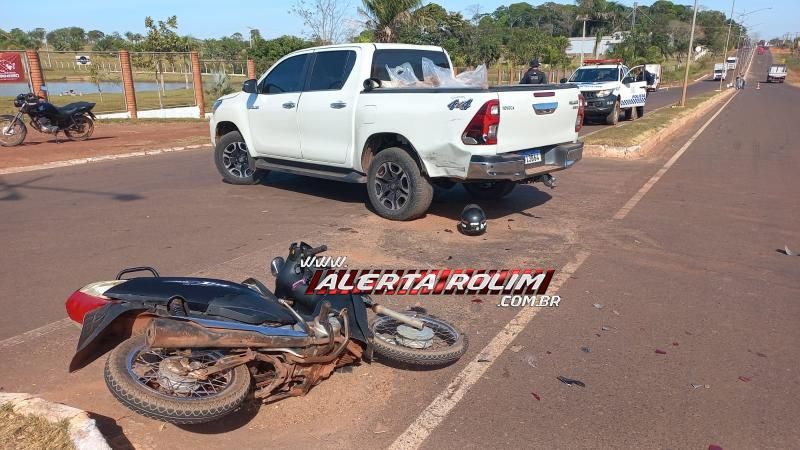 Duas mulheres foram socorridas após colisão entre caminhonete e moto nesta manhã em Rolim de Moura Duas mulheres foram socorridas após colisão entre caminhonete e moto nesta manhã em Rolim de Moura