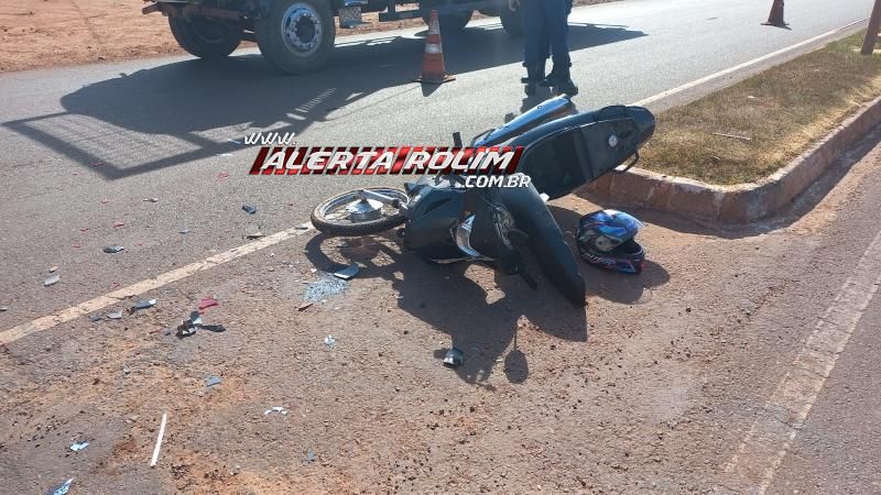 Duas mulheres foram socorridas após colisão entre caminhonete e moto nesta manhã em Rolim de Moura Duas mulheres foram socorridas após colisão entre caminhonete e moto nesta manhã em Rolim de Moura