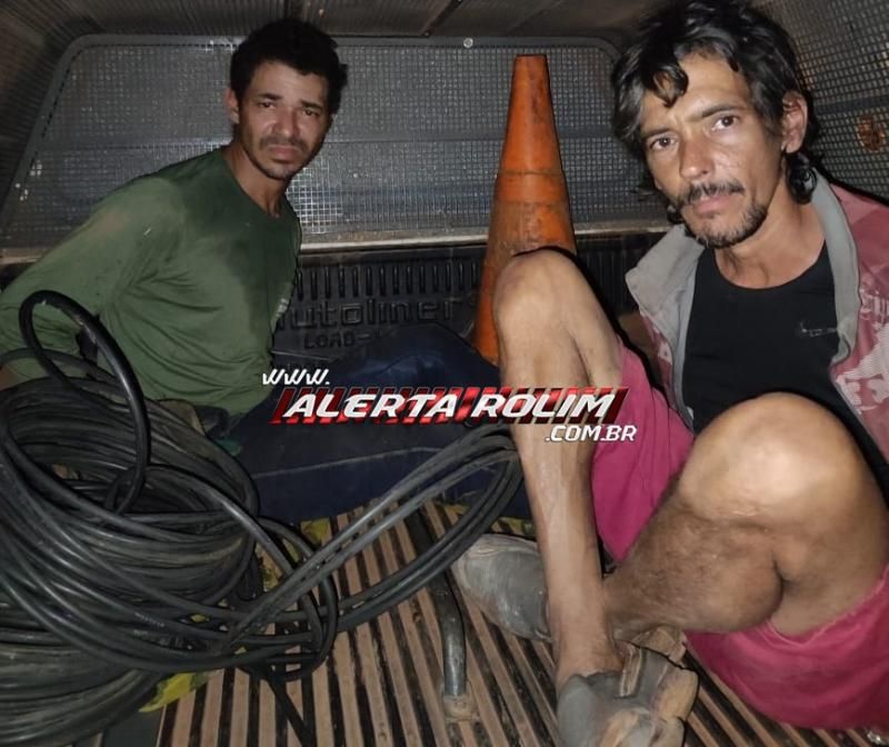 Dupla foi presa em flagrante pela PM, enquanto furtava cabos de telefone, durante a madrugada em Rolim de Moura Dupla foi presa em flagrante pela PM, enquanto furtava cabos de telefone, durante a madrugada em Rolim de Moura