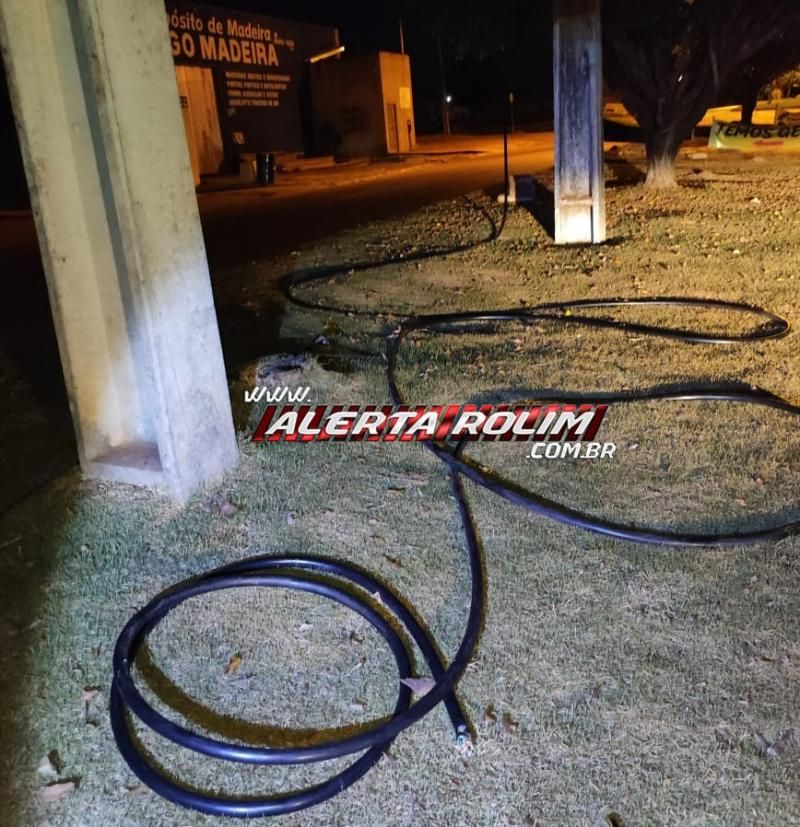 Dupla foi presa em flagrante pela PM, enquanto furtava cabos de telefone, durante a madrugada em Rolim de Moura Dupla foi presa em flagrante pela PM, enquanto furtava cabos de telefone, durante a madrugada em Rolim de Moura