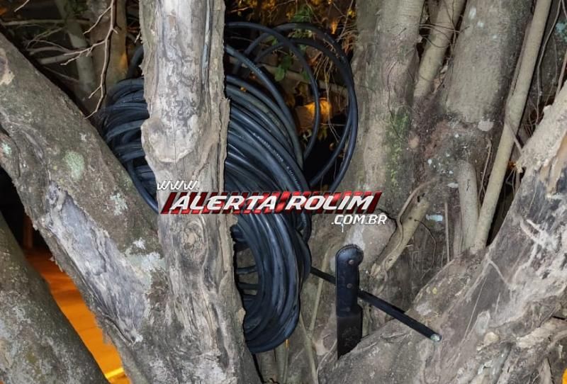 Dupla foi presa em flagrante pela PM, enquanto furtava cabos de telefone, durante a madrugada em Rolim de Moura Dupla foi presa em flagrante pela PM, enquanto furtava cabos de telefone, durante a madrugada em Rolim de Moura