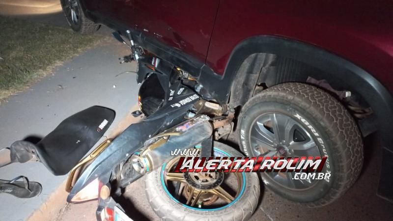 Moto foi parar embaixo de carro durante acidente nesta noite em Rolim de Moura Moto foi parar embaixo de carro durante acidente nesta noite em Rolim de Moura
