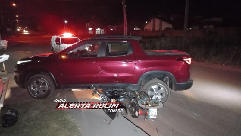 Moto foi parar embaixo de carro durante acidente nesta noite em Rolim de Moura Moto foi parar embaixo de carro durante acidente nesta noite em Rolim de Moura