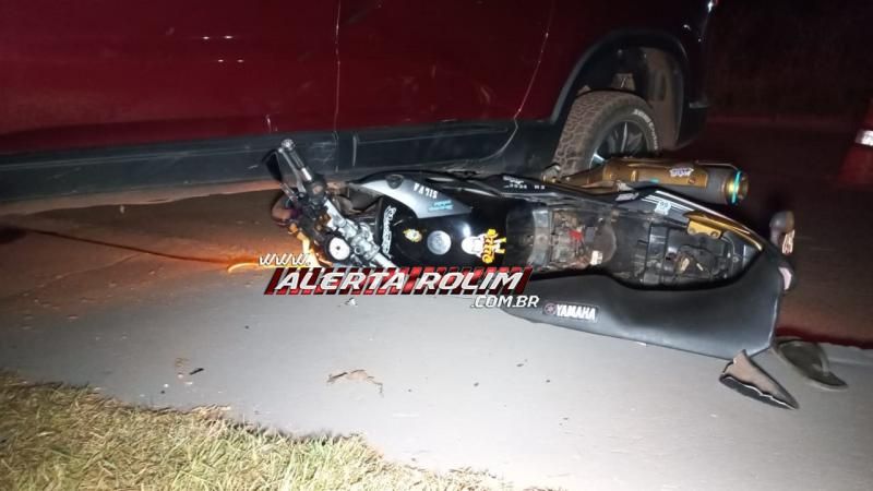 Moto foi parar embaixo de carro durante acidente nesta noite em Rolim de Moura Moto foi parar embaixo de carro durante acidente nesta noite em Rolim de Moura