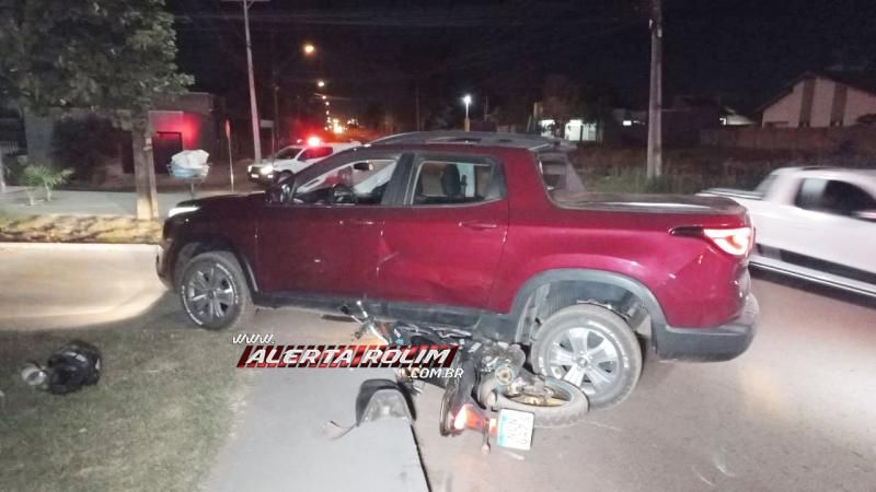 Moto foi parar embaixo de carro durante acidente nesta noite em Rolim de Moura Moto foi parar embaixo de carro durante acidente nesta noite em Rolim de Moura