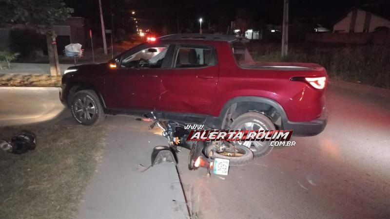 Moto foi parar embaixo de carro durante acidente nesta noite em Rolim de Moura Moto foi parar embaixo de carro durante acidente nesta noite em Rolim de Moura