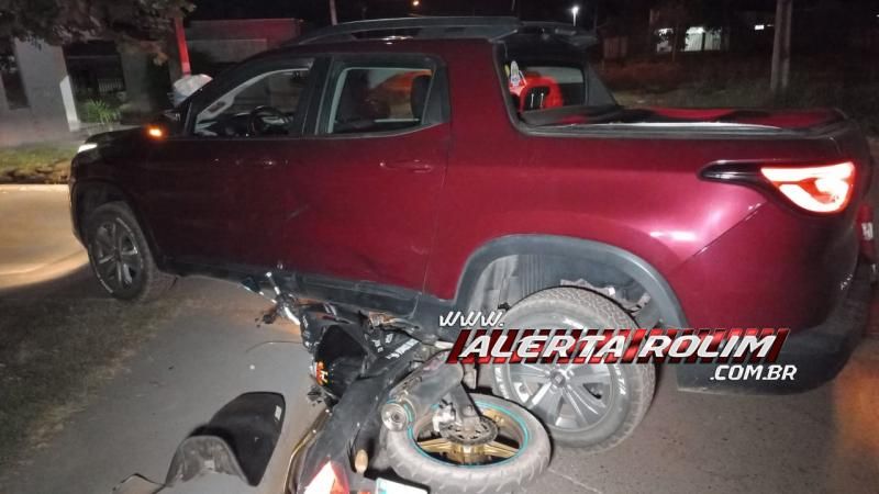 Moto foi parar embaixo de carro durante acidente nesta noite em Rolim de Moura Moto foi parar embaixo de carro durante acidente nesta noite em Rolim de Moura