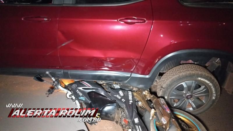 Moto foi parar embaixo de carro durante acidente nesta noite em Rolim de Moura Moto foi parar embaixo de carro durante acidente nesta noite em Rolim de Moura