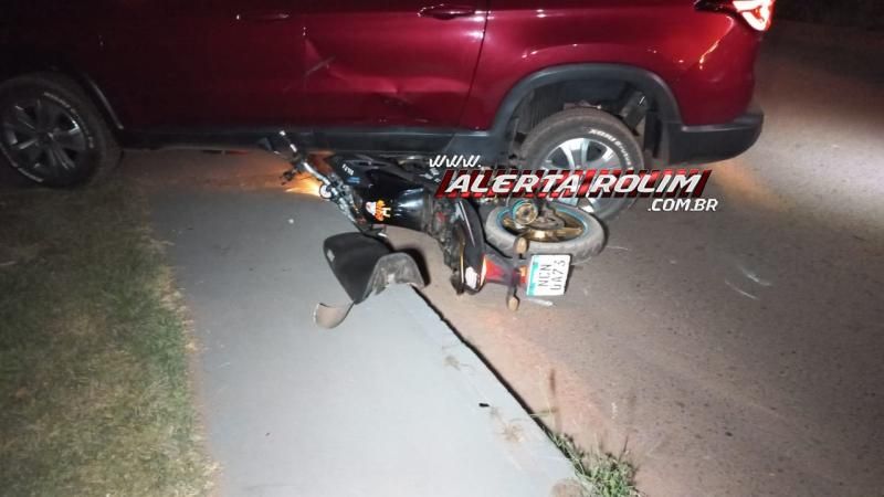 Moto foi parar embaixo de carro durante acidente nesta noite em Rolim de Moura Moto foi parar embaixo de carro durante acidente nesta noite em Rolim de Moura