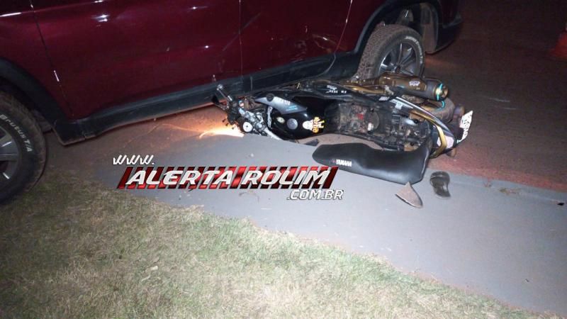 Moto foi parar embaixo de carro durante acidente nesta noite em Rolim de Moura Moto foi parar embaixo de carro durante acidente nesta noite em Rolim de Moura
