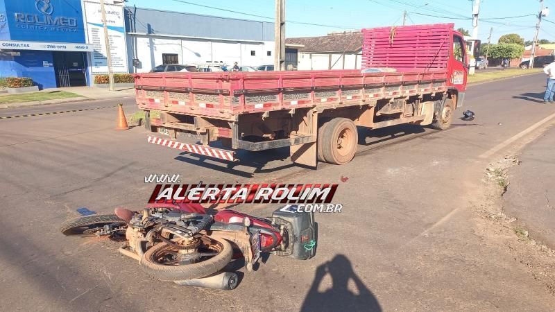 Motociclista foi arrastado por caminhão em grave acidente nesta manhã em Rolim de Moura Motociclista foi arrastado por caminhão em grave acidente nesta manhã em Rolim de Moura